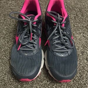 Mizuno Women's Gray and Pink Running Shoes